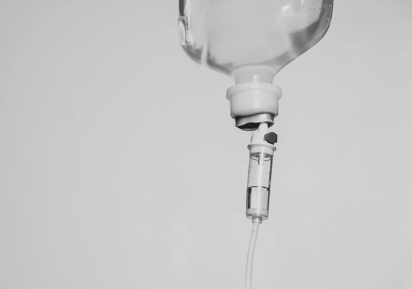 Kroplówki witaminowe Tarnobrzeg: butelka soli fizjologicznej z komorą kroplową