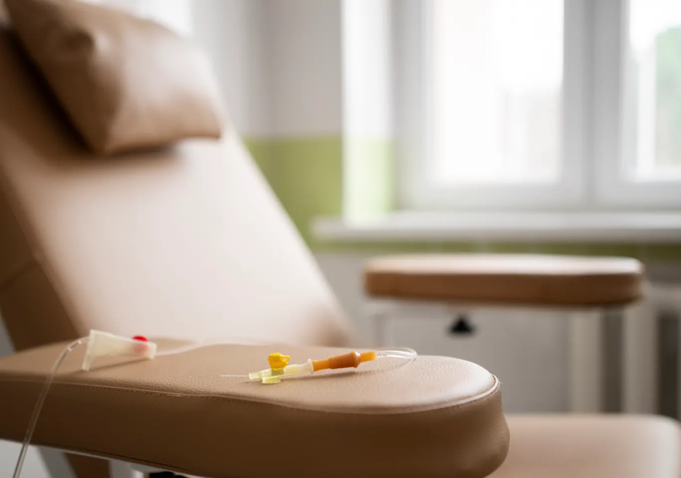 Kroplówki witaminowe Sandomierz: fotel zabiegowy z przygotowaną linią infuzyjną