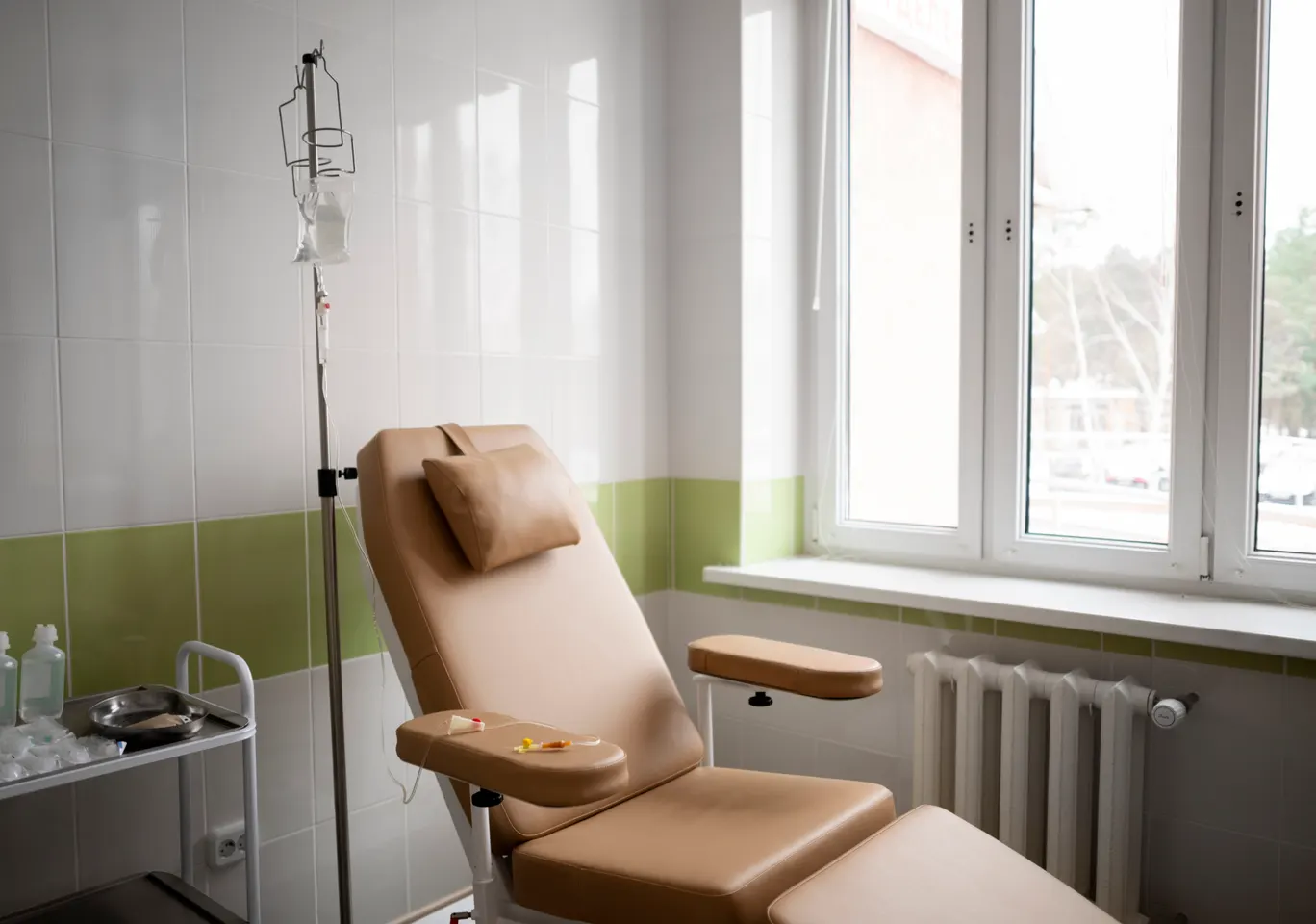 Kroplówki witaminowe Kolbuszowa: gabinet zabiegowy z fotelem i stojakiem na kroplówkę