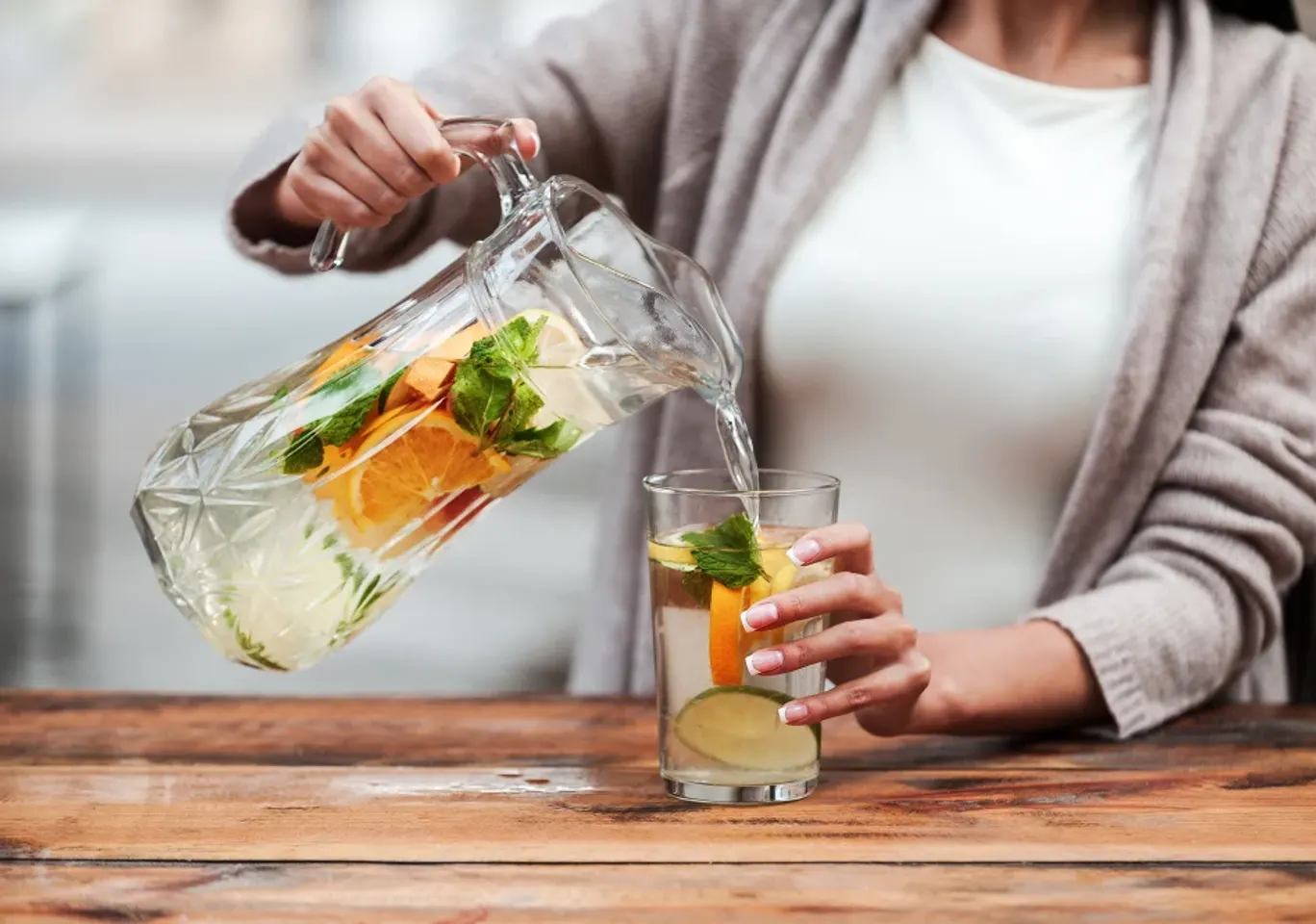 Leczenie alkoholizmu Tarnobrzeg: napój bezalkoholowy z owocami nalewany do szklanki