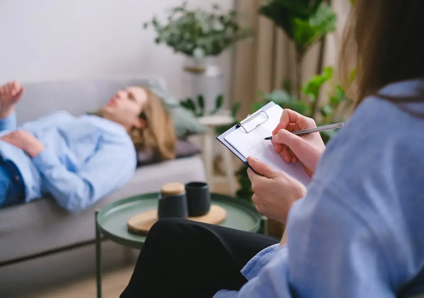 Leczenie uzależnień Tarnobrzeg: sesja terapeutyczna na kozetce
